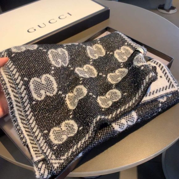 💎✨AUTHENTIC✨💎Gucci scarf - Picture 4 of 8